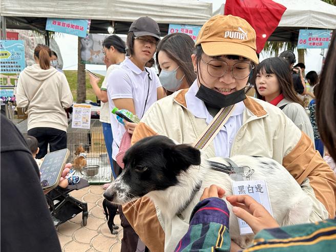 结合国庆日健走，太平洋公园还有宠物趣味竞赛、闯关游戏等，也设有宠物认养区等，民眾询问度很高。（王志伟摄）