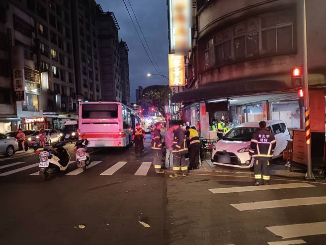 現場轎車與公車發生碰撞，轎車當場卡進旁邊店家騎樓，車上人員一度受困車上，現場共有3名傷者送醫。（翻攝畫面）