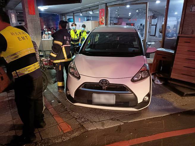 現場轎車與公車發生碰撞，轎車當場卡進旁邊店家騎樓，車上人員一度受困車上，現場共有3名傷者送醫。（翻攝畫面）