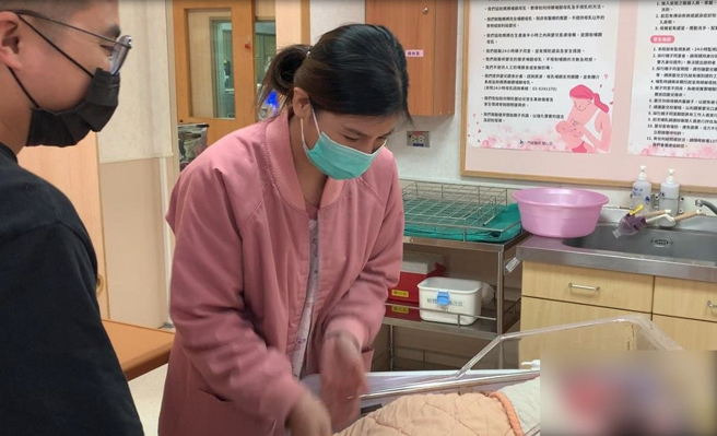 一家迎来两位国庆宝宝，医护人员送来祝福。（花莲门诺医院提供／王志伟花莲传真）