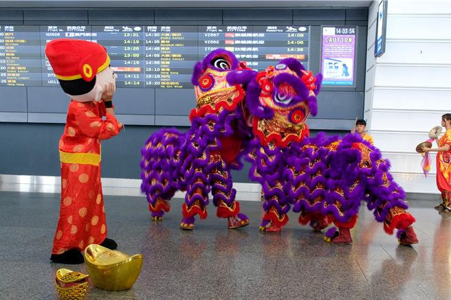 为庆祝双十国庆，桃园国际机场公司于10日在桃机航厦内精心策划了5场别具特色的艺文展演活动，让国内外旅客在欢乐氛围中，共同庆祝国家生日。（机场公司提供／陈麒全桃园机场传真）