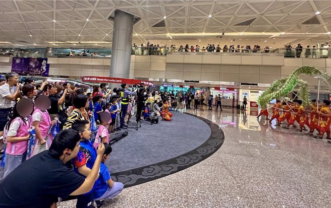 为庆祝双十国庆，桃园国际机场公司于10日在桃机航厦内精心策划了5场别具特色的艺文展演活动，让国内外旅客在欢乐氛围中，共同庆祝国家生日。（机场公司提供／陈麒全桃园机场传真）