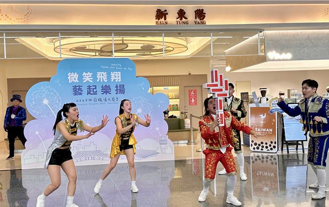 为庆祝双十国庆，桃园国际机场公司于10日在桃机航厦内精心策划了5场别具特色的艺文展演活动，让国内外旅客在欢乐氛围中，共同庆祝国家生日。（机场公司提供／陈麒全桃园机场传真）