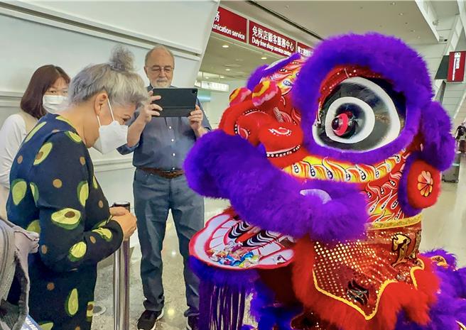 为庆祝双十国庆，桃园国际机场公司于10日在桃机航厦内精心策划了5场别具特色的艺文展演活动，让国内外旅客在欢乐氛围中，共同庆祝国家生日。（机场公司提供／陈麒全桃园机场传真）