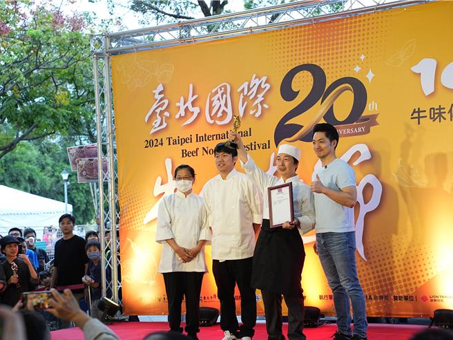 八方云集牛肉麵荣获第20届台北国际牛肉麵节鲜食红烧组金牌，团队主厨梁社汉（右2）代表领奖。（资料照／黄敬文摄）