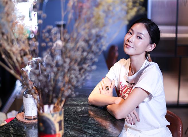 锺瑶以《何百芮的地狱毒白》入围金钟戏剧节目女配角。（陈俊吉摄）