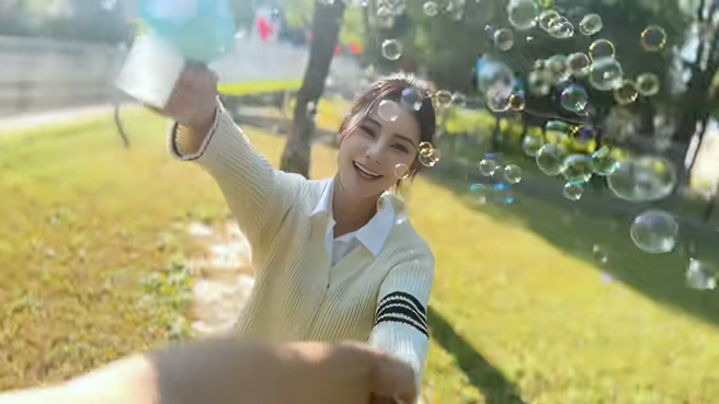 汪小菲与Mandy转圈拍男友视角。（图／小红书 Mandy曼蒂）