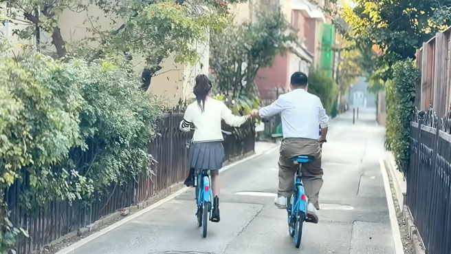 汪小菲与Mandy最后甜蜜手牵手骑自行车。（图／小红书 Mandy曼蒂）