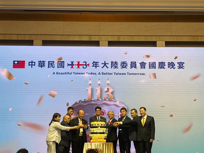 趁台商交流聯誼之際，大家除了關注台灣經濟未來發展，更期望能攜手邁入讓環境永續的無煙囱產業、A l與數位化的指尖經濟，團结共創2050淨零碳排的到來。(照片/世界簡姓宗親總會秘書處提供)