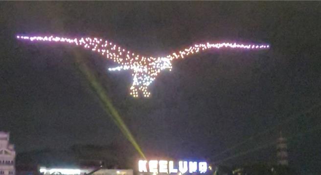 基隆山海藝術節的無人機展演秀，結合「基隆城市意象」及「國慶元素」，500架無人機排列出基隆限定的九張3D版圖型，帶來震撼的聲光體驗。（翻攝畫面／徐佑昇基隆傳真）