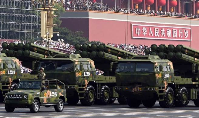 海軍艦長呂禮詩認為，共軍這次演訓也許會試射PCH-191火箭彈。圖為PCL191多管火箭炮，據稱萬一兩岸爆發衝突時，可打擊台灣戰略目標。（中新社）