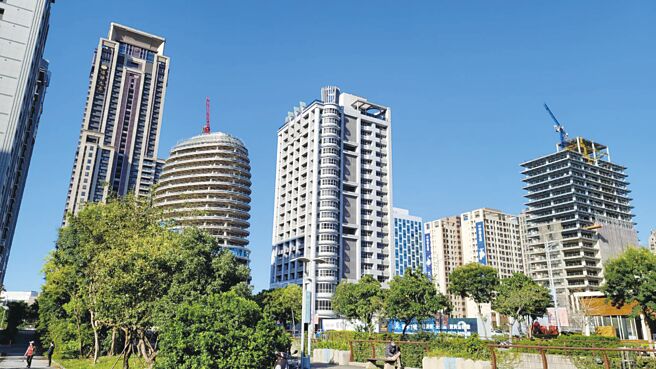 央行火速于9日宣布，符合两大条件的族群，一是因继承取得房屋及房贷，二是有房族因实质换屋需求，可适用排除条款。图／本报资料照片