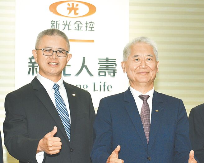 新光金9日召开股东临时会，通过与台新金合併，新光金董事长魏宝生（右）、新寿副董事长洪士琪（左）说明合併新进度。（顏谦隆摄）
