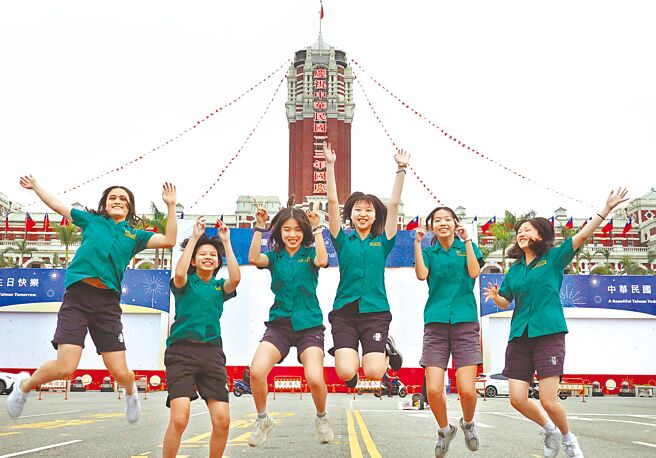 今天是双十国庆，北一女学生9日傍晚到府前广场拍照，感受国家生日的喜悦。（姚志平摄）
