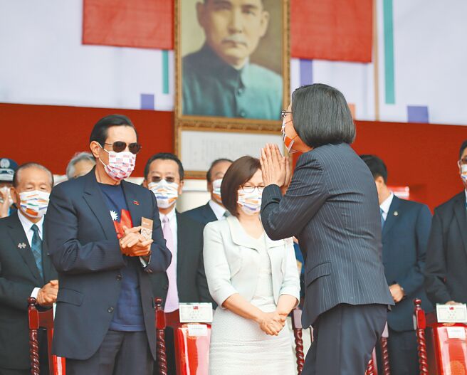 113年国庆大会扁马蔡3位前总统都将出席。图为109年国庆大会表演活动，当时蔡英文总统（右）离场前双手向前总统马英九（左）拱手致意。（本报资料照片）