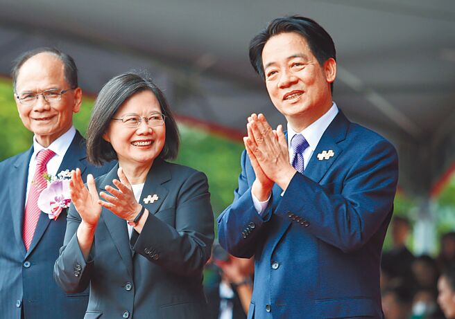 蔡英文（中）执政期间8次国庆演说，最后定调维持现状就是确保和平的关键之钥，赖清德（右）的首次国庆演说，能否守住这样的立场，备受关注。图为2023年国庆大会，蔡总统与赖副总统一同观礼。（本报资料照片）