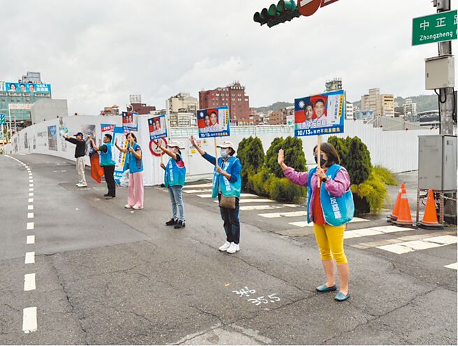 谢国梁罢免案投票倒数，国民党基隆市党部主委吴国胜9日带领志工，站在街头呼吁民眾13日投下不同意票。（徐佑升摄）