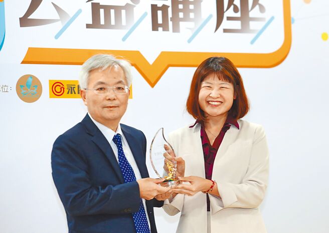 台北富邦银行阻诈有功，获警政署颁赠「金融防诈楷模」奖座，由警政署署长张荣兴（左）颁奖，北富银金融安全部副总经理蔡佩玲（右）代表领奖。（台北富邦银行提供）