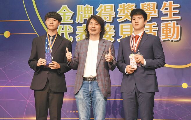 青少年發明家王新（左）、丁宥誠（右）組隊研發永續環保抽水裝置，征戰各大國際發明展獲佳績，展現台灣青年學子發明軟實力，9日獲教育部政務次長葉丙成（中）表揚。（蔡明亘攝）