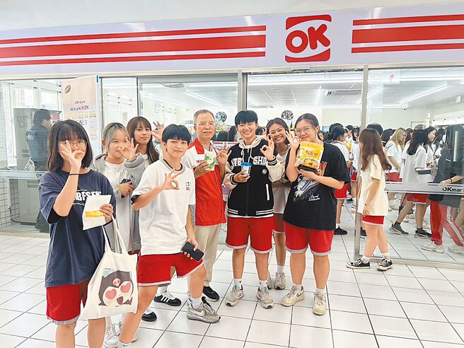 花蓮女中引進連鎖超商進駐校園，校長詹滿福（右四）在開幕當天，特地穿上超商制服擔任1日店長，吸引許多學生合影留念。（花蓮女中提供／羅亦晽花蓮傳真）