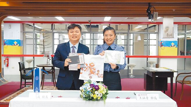 宜兰大学校长陈威戎（左）与国家图书馆馆长王涵青（右）签署「旧籍与文献资料数位化」合作协议，让校内旧有书籍、文献能长久保存，并与全球读者共享。（宜兰大学提供／李忠一宜兰传真）