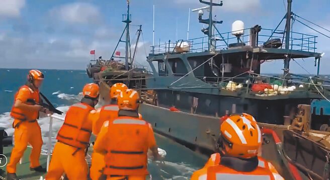 澎湖大進滿88號事件後，澎湖海巡8日再次強靠登檢，扣留一艘船身裝有防登檢鐵棘的越界陸船。（澎湖海巡隊提供／許逸民澎湖傳真）