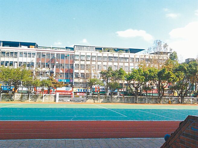 新北板橋區後埔國小某年級導師熱衷晚間開直播，民代批評，該師行為嚴重影響教學品質，要求教育局督促。（翻攝後埔國小臉書專頁／高鈞麟新北傳真）