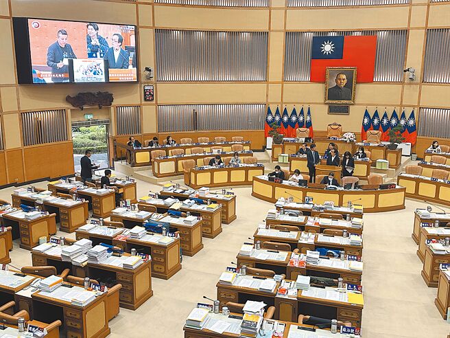 國民黨新北市議員陳偉杰9日議會質詢指出，針對北海岸長期觀光計畫，建議農業局、觀旅局、經發局等單位可仿效基隆觀光發展模式。（高鈞麟攝）