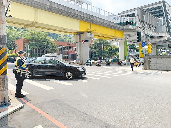 為維護行人安全，新北上半年度加強取締，果真見效，7月創下無行人因交通事故死亡。（新北交通大隊提供／賀培晏新北傳真）