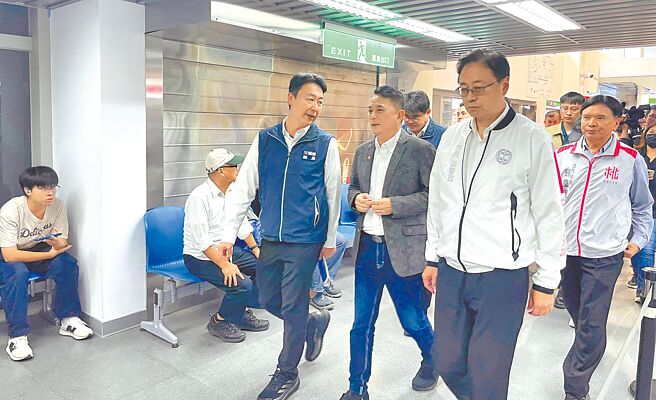 桃園鐵路地下化全線工程目前進度約3成，立法院交通委員會9日赴桃園關心工程狀況，桃園市長張善政（前右）與交通部長陳世凱（前左）出席，認為鐵路地下化對桃園城市發展非常重要。（呂筱蟬攝）