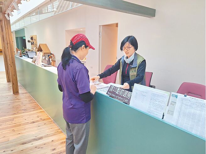 国庆日虽然没有连假，不过10月至12月是台中梨山、谷关地区高山旅游旺季，10月9日至13日订房率达6到8成。（李京升摄）