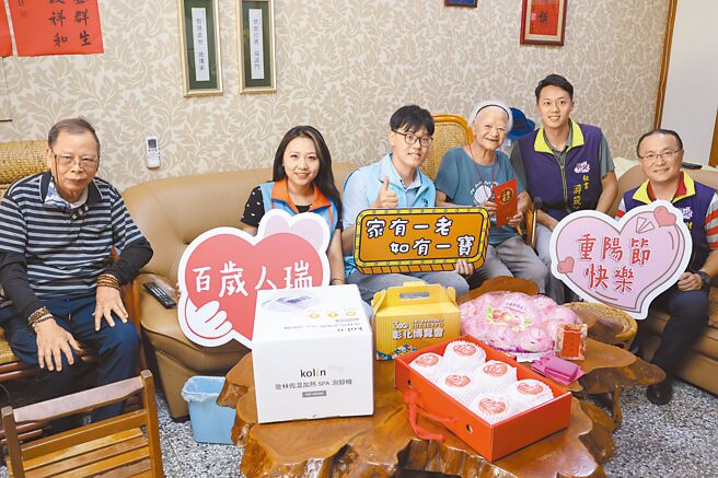 彰化縣員林市公所拜訪百歲人瑞黃蔡寬阿嬤（右三），她笑容滿面，讓人感受正能量。（員林市公所提供／孫英哲彰化傳真）