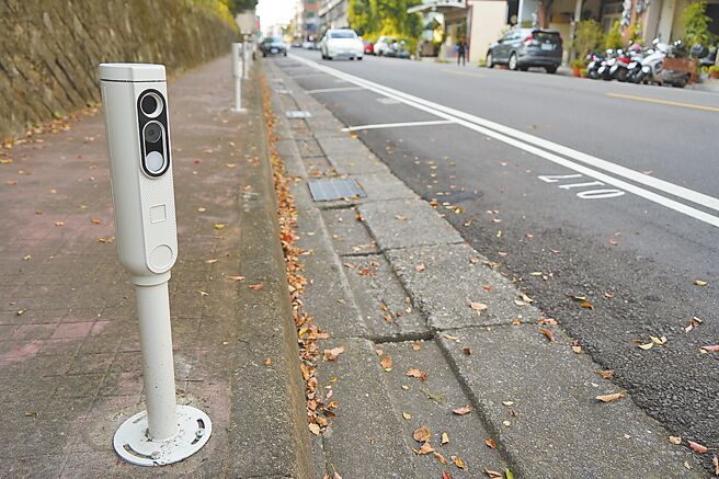 南投市公所开放民族路、建国路、南阳路、芳美路部分路段共82个路边停车位供市民承租，月租费1000元。（杨静茹摄）