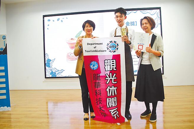 龙华科技大学观光休閒系学生刘逢立（中）参加第2届台东冰咖啡创意大师赛，以作品「野地的呼唤」夺得学生组冠军。（台东县政府提供／萧嘉蕙台东传真）