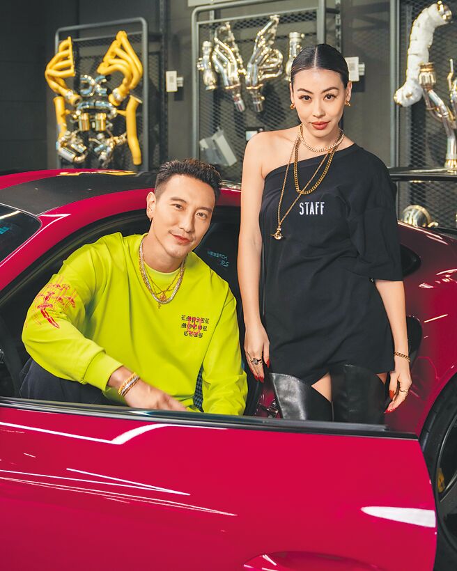 蔡詩芸（右）9日現身力挺老公王陽明個人品牌總部旗艦展間開幕活動。（EMC提供）