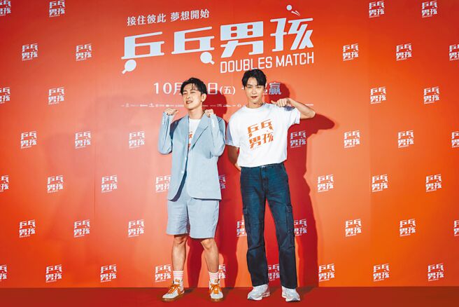 施名帅（左）在《乒乓男孩》中与江宏杰饰演桌球教练。（华纳兄弟提供）