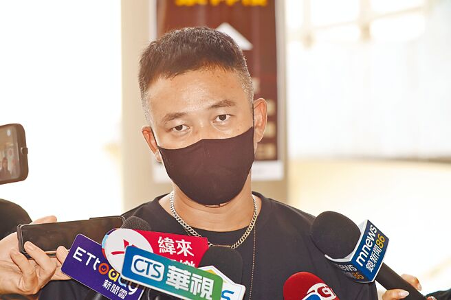 阿Ben在9日前往靈堂向汪建民致意。（池宗玲攝）