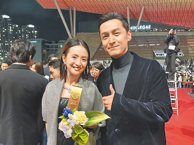 林依晨（左）与老搭檔胡歌，分别抱走最佳女、男主角奖，网掀回忆杀。（周子娱乐提供）