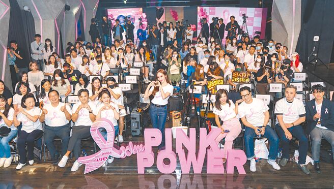 Pink Power公益活動落幕，Jessica（中）與粉絲一同合照。（吳松翰攝）