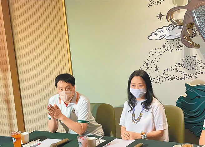 統一集團董事長羅智先（左）、統一美麗事業董事長高秀玲出席「ZEELAND-MARK」開幕活動。（朱世凱攝）