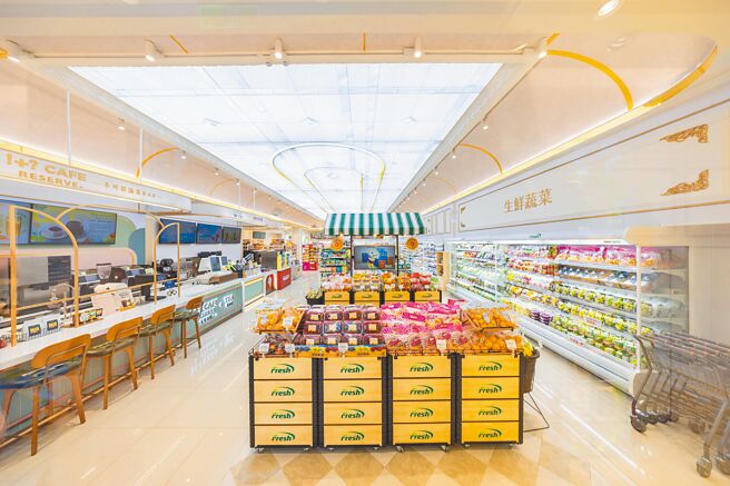 7-11 Fresh湖美門市引進Fresh生鮮蔬果、肉品海鮮還有不可思議茶BAR等多元結構。（統一集團提供）