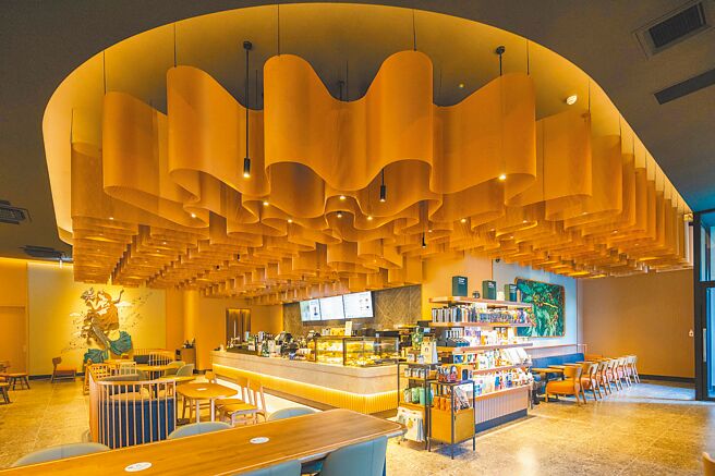 星巴克湖美門市以璀璨華麗風格為主題，並選用美拉德色系妝點出優雅美感。（星巴克提供）