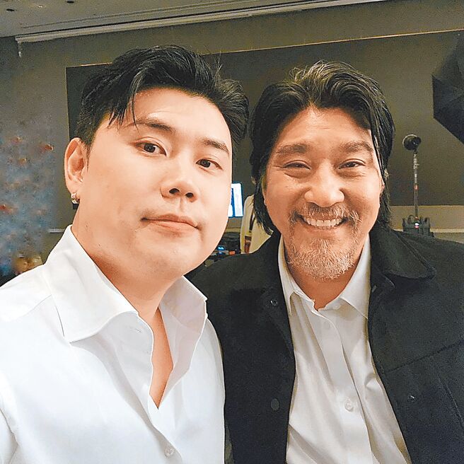 权圣晙在（左）发文感谢总决赛对手爱德华李。（摘自IG）