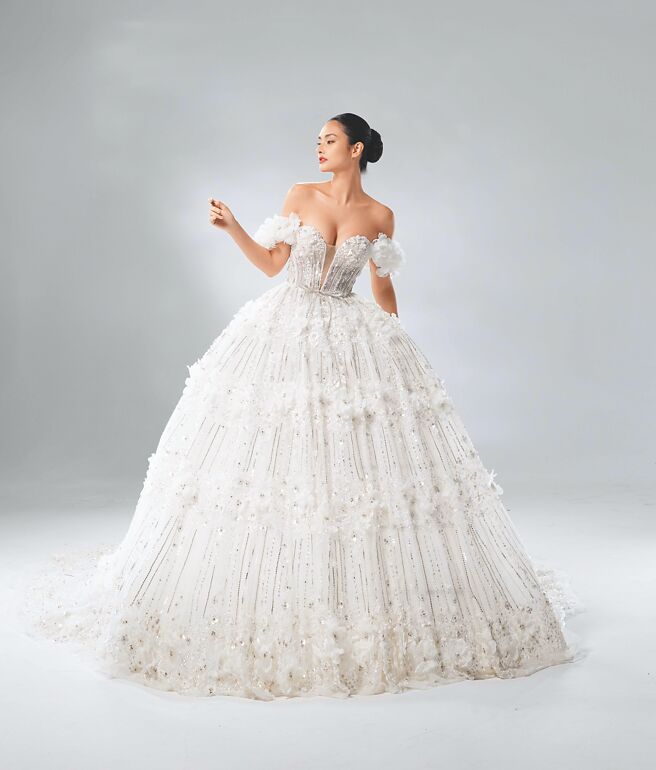 「Bliss幸福」用億萬顆的細小玻璃珠縫製出手工花與藤蔓，是全系列最耗時的婚紗。（LinLi Boutique提供）