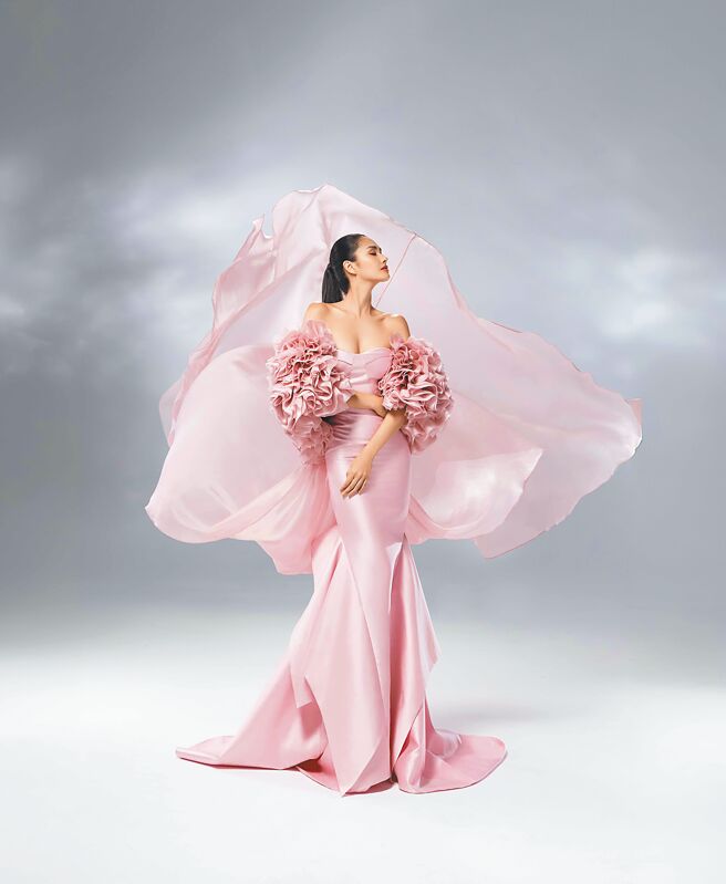 粉色的「Hope希望」為緞布魚尾款，可拆式立體荷葉花朵加上烏干緞後拖配件，增添浪漫氛圍。（LinLi Boutique提供）