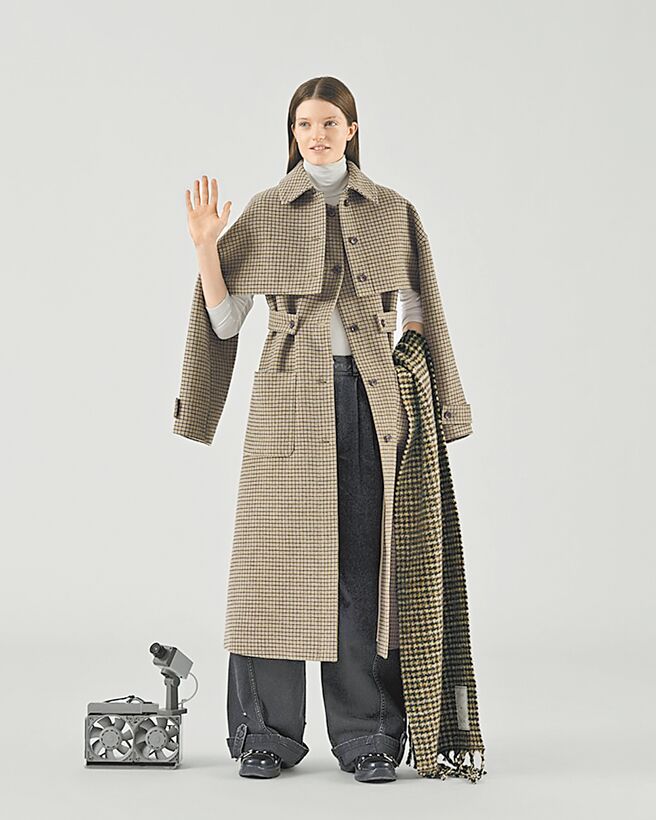 服飾品牌GU首度與時尚品牌rokh合作，18日起開賣16款變化性單品，像是「女裝菱格壓紋外套」拉上拉鍊時可秀出優雅輪廓，也可像斗篷般拉開袖口拉鍊伸出手臂；「女裝兩件式大衣」（見圖）有可拆卸設計，僅穿上半部分呈現短款外套風格，只穿下半部分可作為長版背心，一起穿則變身長版外套。（GU提供）