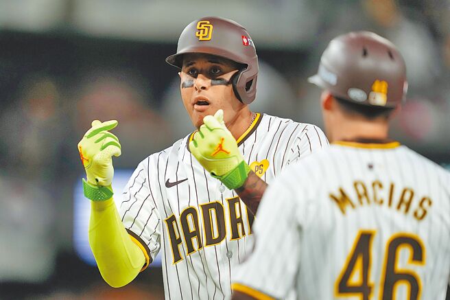 道奇强打马洽多（左）在2局下率先安打上垒，向场边比出爱心手势。（美联社）