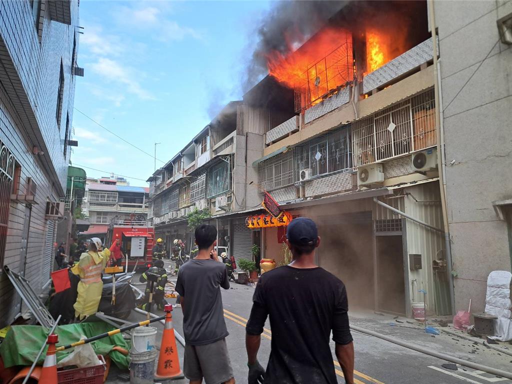 嘉義市永吉二街民宅失火，神明壇也遭火舌。（讀者提供／廖素慧嘉市傳真）