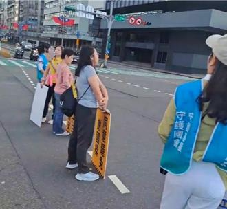 固樑、罷樑站同路口「互尬」 同意、不同意罷免隔街叫陣