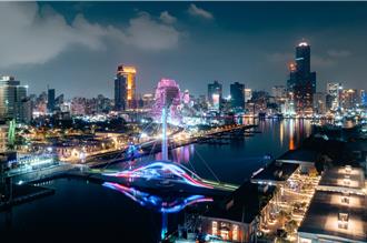 AI打造光影奇蹟！高雄大港橋夜空最美 TTXC前夕超吸睛
